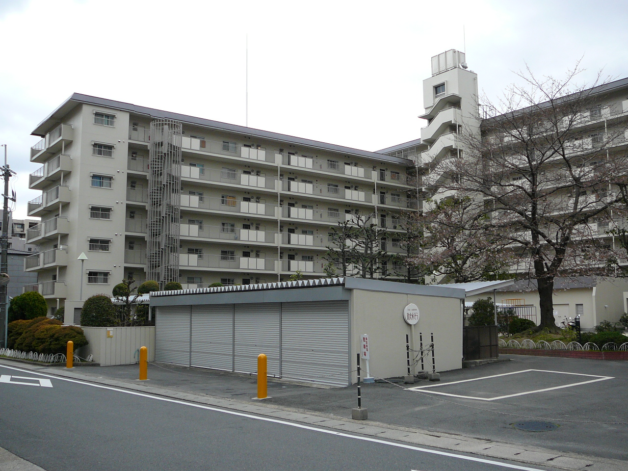 西京極駅 徒歩19分 構造:鉄筋コンクリート造専有面積:63平米 ( 19.05坪 )